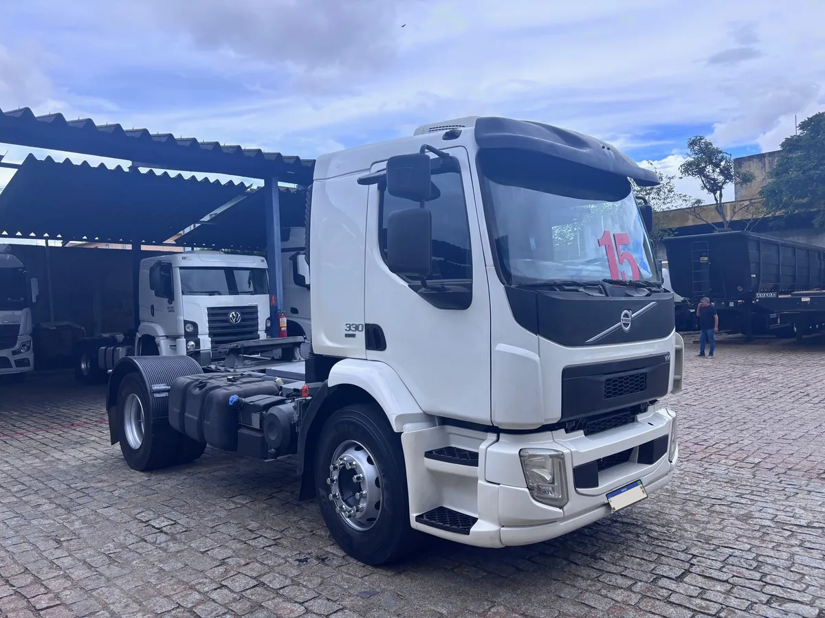 Volvo VM 330 – 2015/2015 | Automática | 400.000 km
